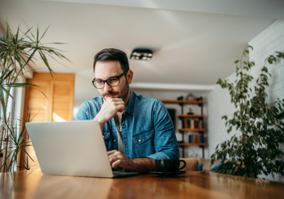 Man met laptop checkt financiële status