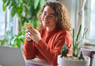 Jonge zzp'er kijkt op telefoon