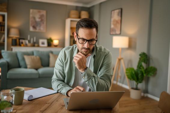 Man doet onderzoek op laptop